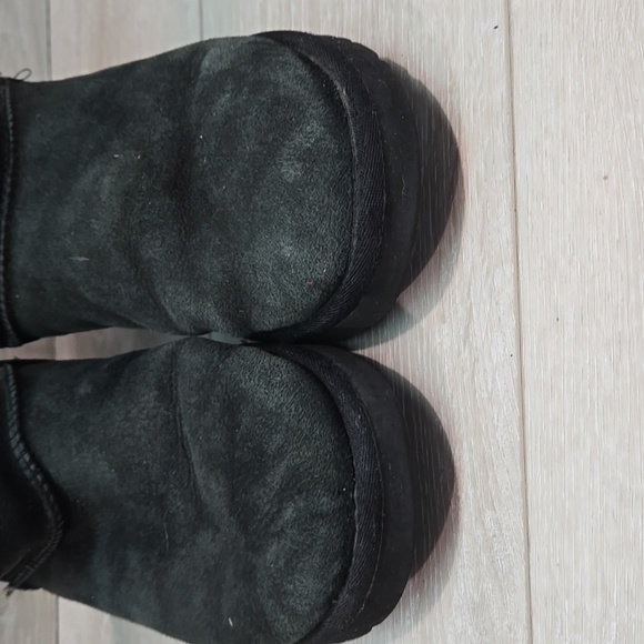 Ugg Australia Women's 3352 Button Black Suede Sheepskin Ankle Boots Shoes Sz 9 - Picture 4 of 11